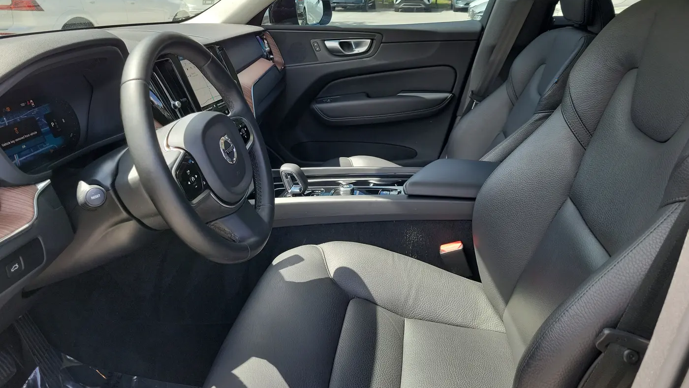 2024 Volvo XC60 B5 Plus Dark Theme
