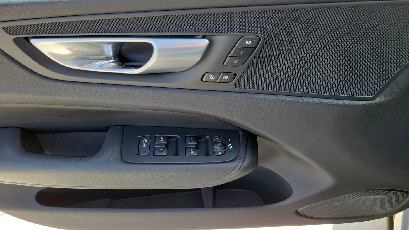 2024 Volvo XC60 B5 Plus Dark Theme