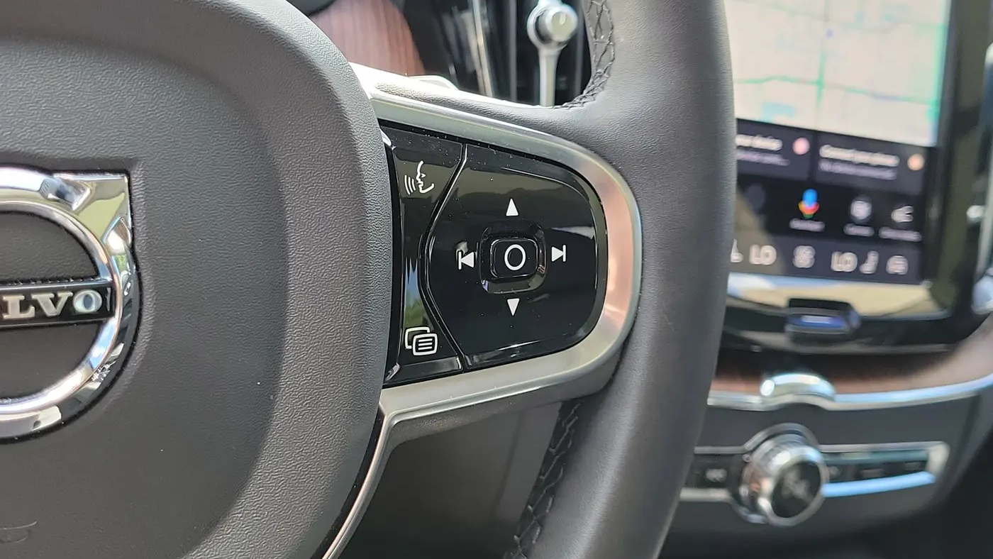 2024 Volvo XC60 B5 Plus Dark Theme