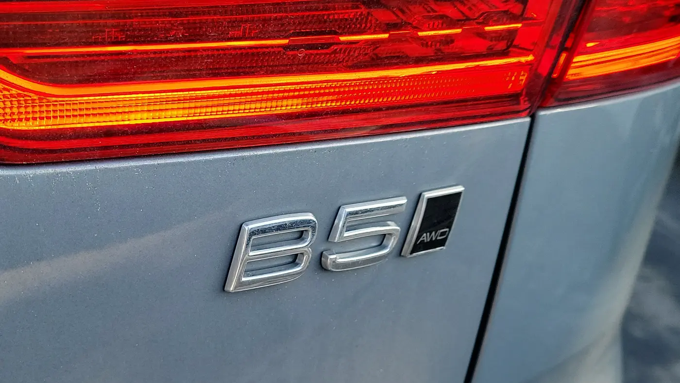 2024 Volvo XC60 B5 Plus Dark Theme