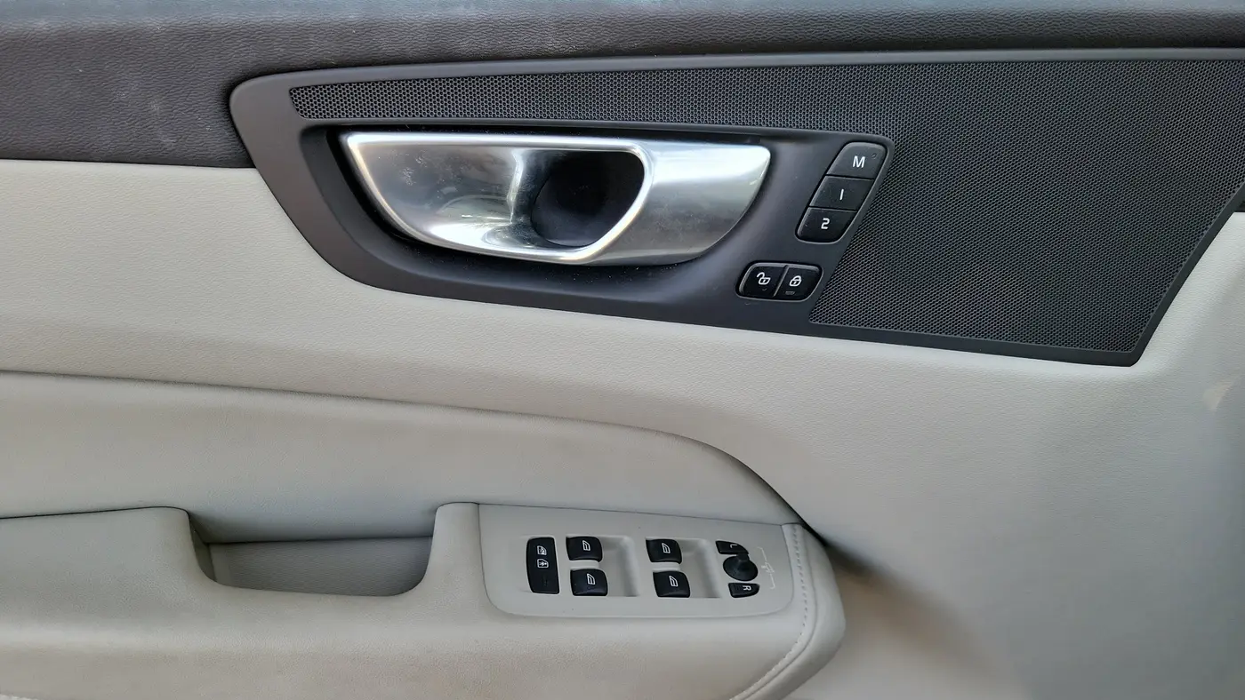 2024 Volvo XC60 B5 Plus Dark Theme