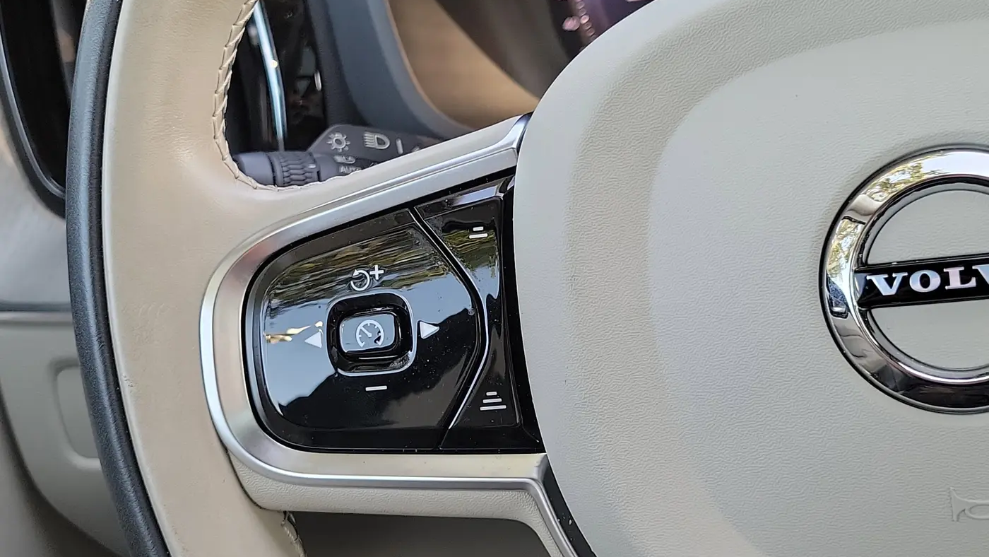 2024 Volvo XC60 B5 Plus Dark Theme