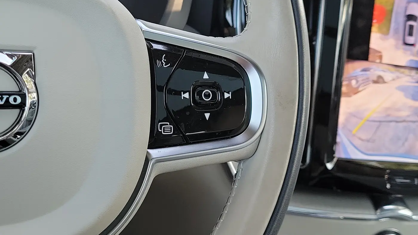 2024 Volvo XC60 B5 Plus Dark Theme