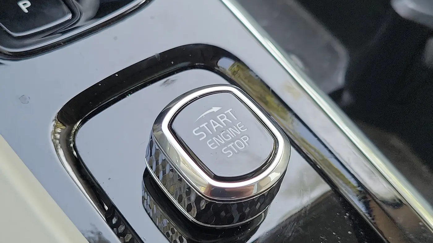 2024 Volvo XC60 B5 Plus Dark Theme