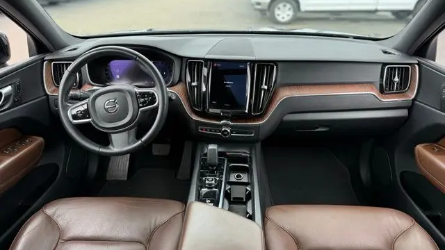 2023 Volvo XC60 B5 Plus Dark Theme