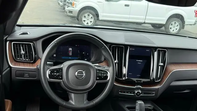 2023 Volvo XC60 B5 Plus Dark Theme
