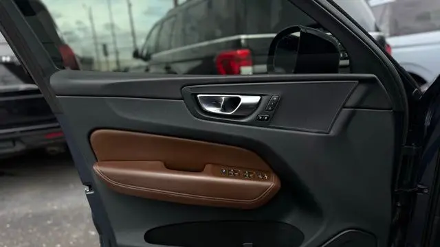 2023 Volvo XC60 B5 Plus Dark Theme