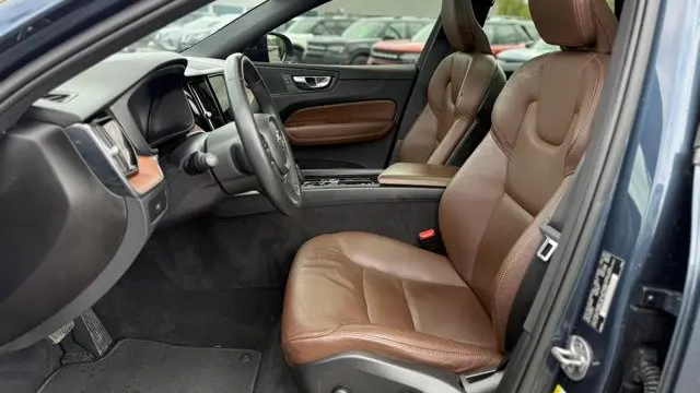 2023 Volvo XC60 B5 Plus Dark Theme