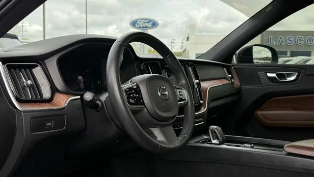 2023 Volvo XC60 B5 Plus Dark Theme