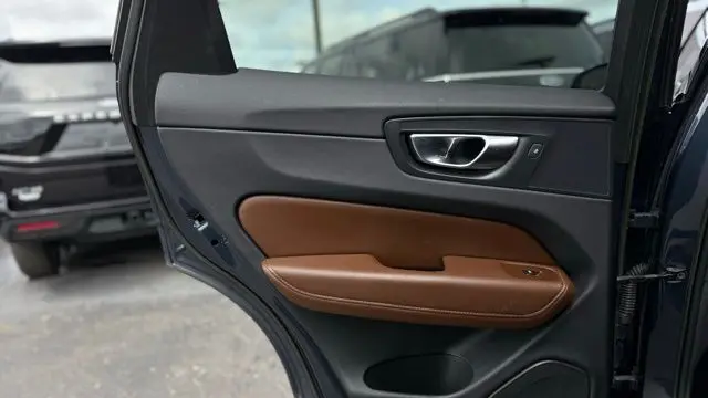 2023 Volvo XC60 B5 Plus Dark Theme