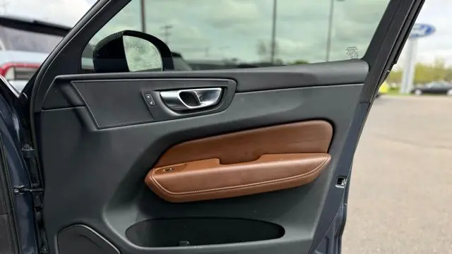 2023 Volvo XC60 B5 Plus Dark Theme