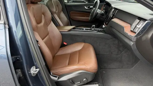 2023 Volvo XC60 B5 Plus Dark Theme