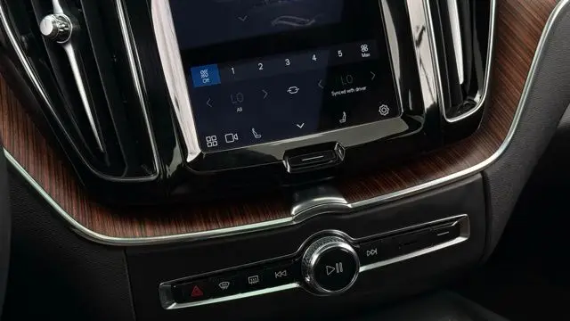 2023 Volvo XC60 B5 Plus Dark Theme