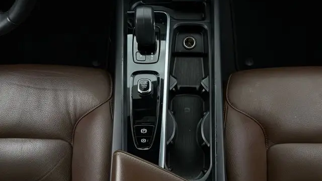 2023 Volvo XC60 B5 Plus Dark Theme