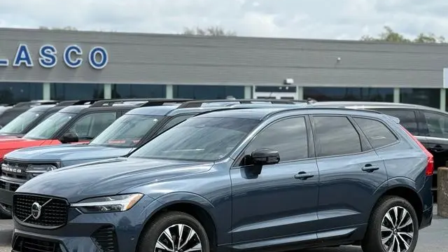 2023 Volvo XC60 B5 Plus Dark Theme