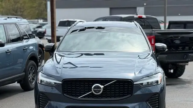 2023 Volvo XC60 B5 Plus Dark Theme