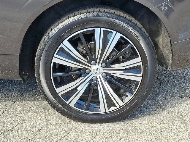 2022 Volvo XC60 - $28,988
