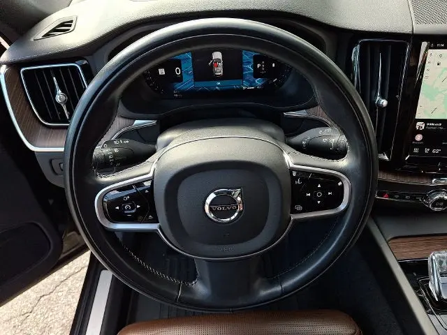 2022 Volvo XC60 - $28,988