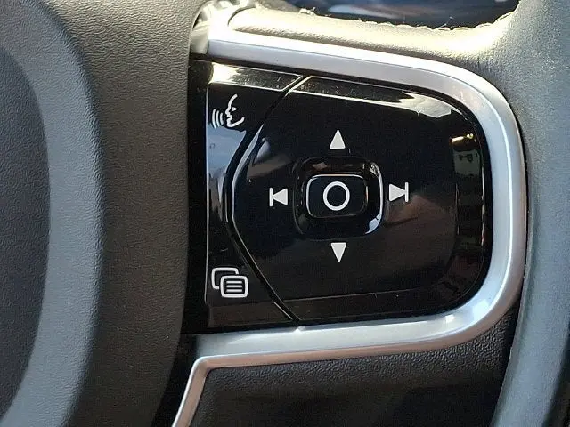 2022 Volvo XC60 - $28,988