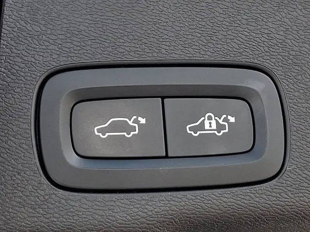 2022 Volvo XC60 - $28,988