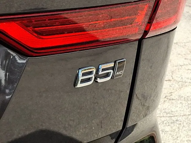 2022 Volvo XC60 - $28,988