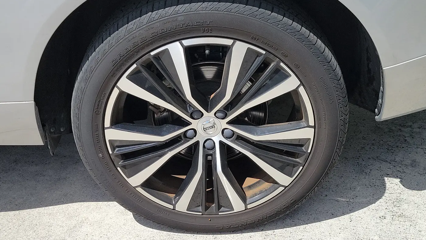 2023 Volvo XC60 B5 Plus Dark Theme