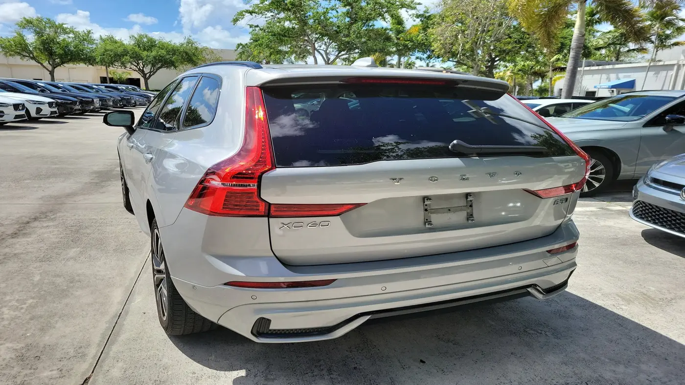 2023 Volvo XC60 B5 Plus Dark Theme