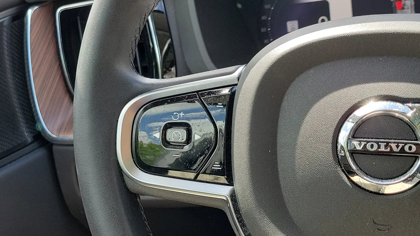 2023 Volvo XC60 B5 Plus Dark Theme