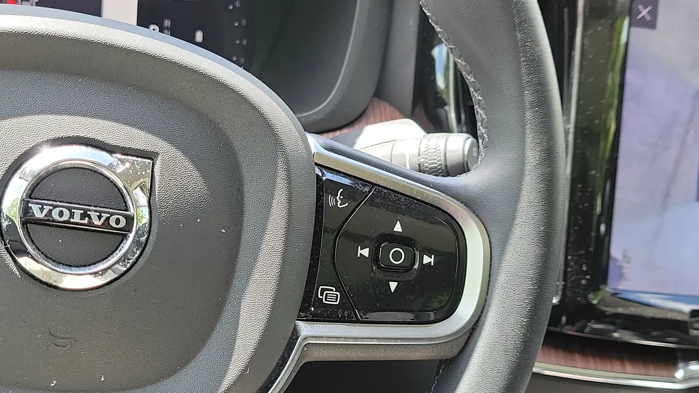 2023 Volvo XC60 B5 Plus Dark Theme