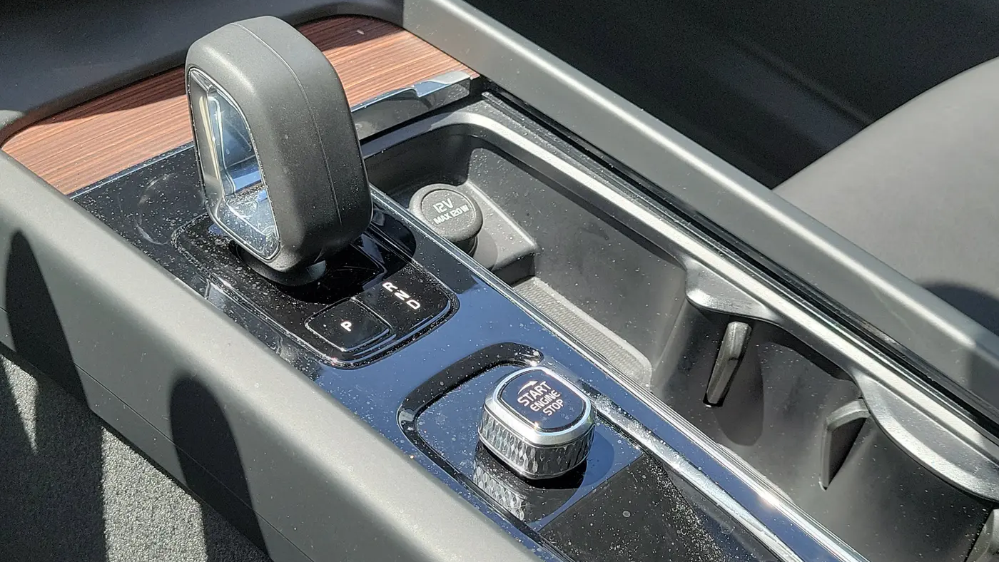 2023 Volvo XC60 B5 Plus Dark Theme