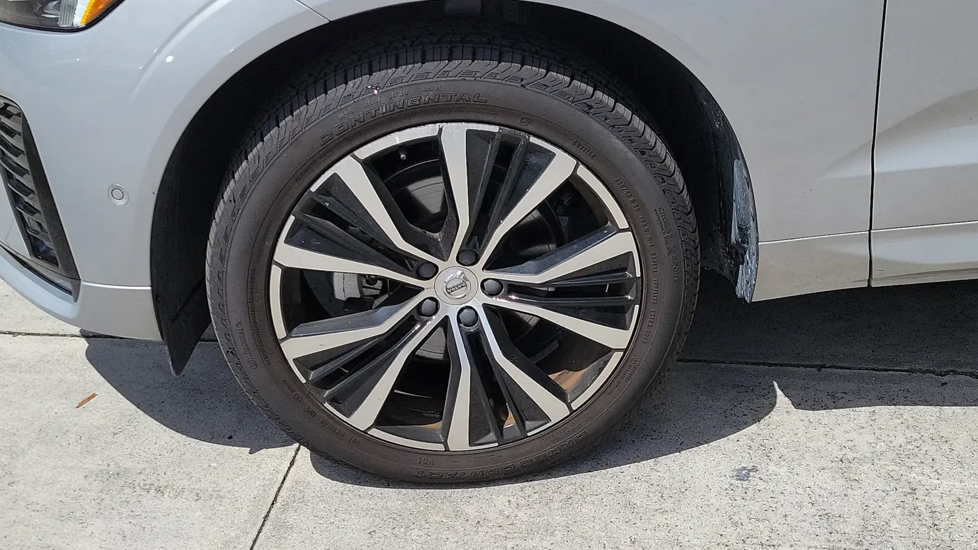 2023 Volvo XC60 B5 Plus Dark Theme