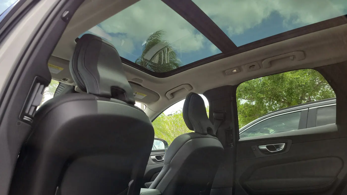2023 Volvo XC60 B5 Plus Dark Theme
