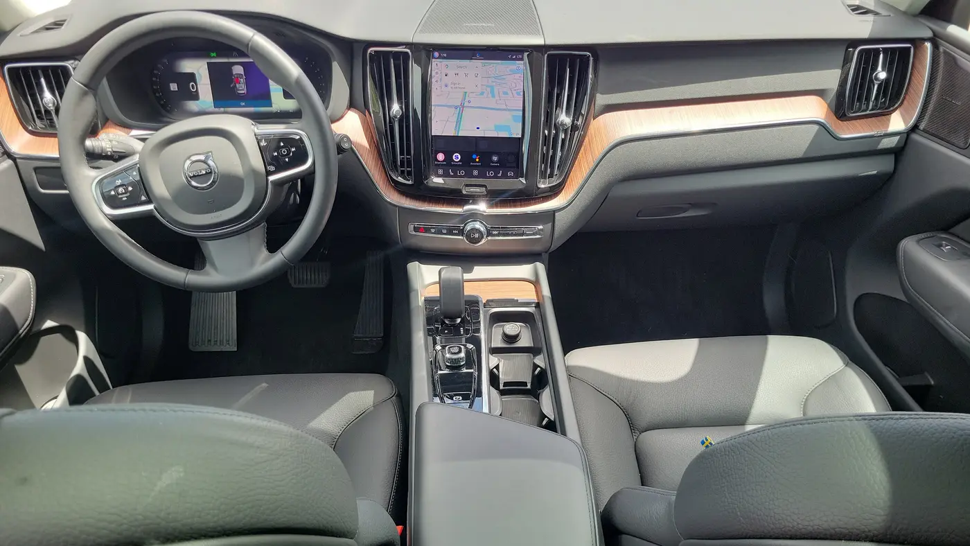 2023 Volvo XC60 B5 Plus Dark Theme