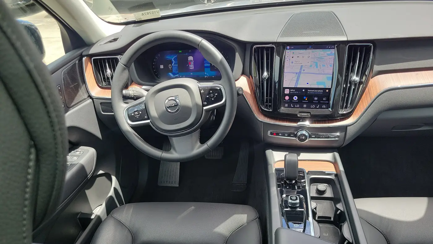 2023 Volvo XC60 B5 Plus Dark Theme