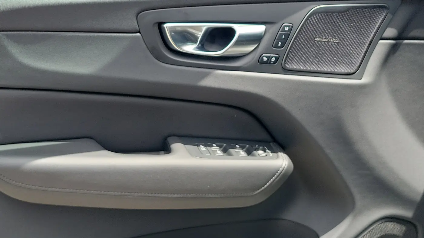 2023 Volvo XC60 B5 Plus Dark Theme