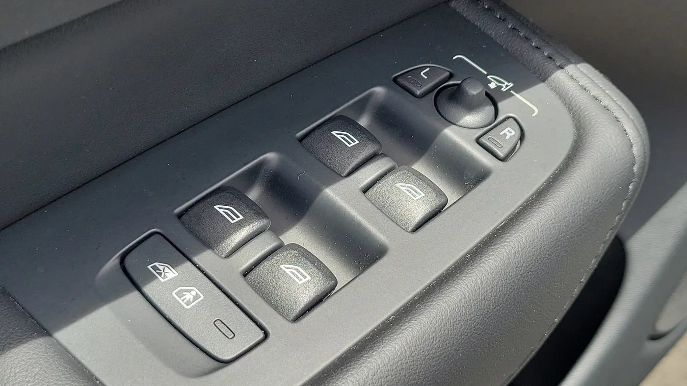 2023 Volvo XC60 B5 Plus Dark Theme