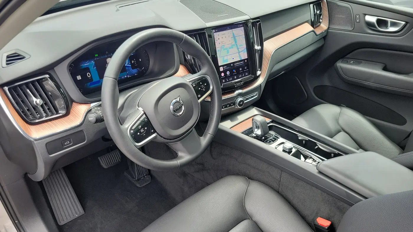 2023 Volvo XC60 B5 Plus Dark Theme