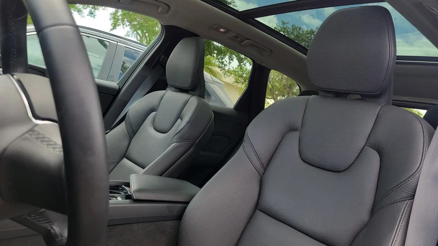 2023 Volvo XC60 B5 Plus Dark Theme
