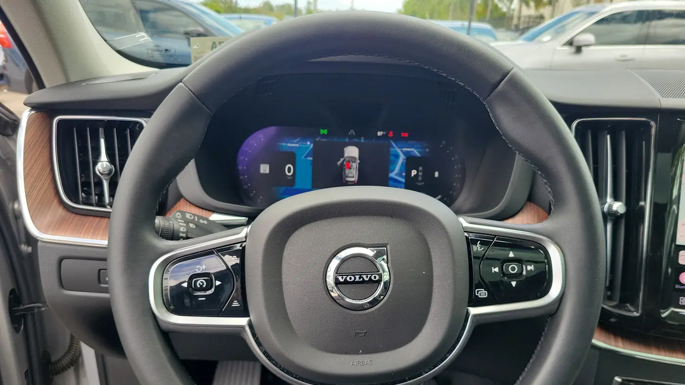 2023 Volvo XC60 B5 Plus Dark Theme