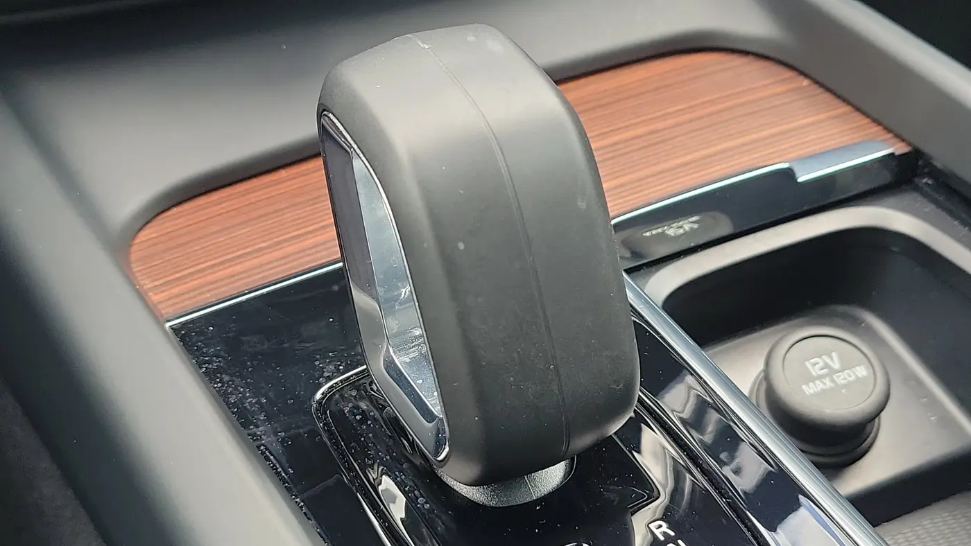 2023 Volvo XC60 B5 Plus Dark Theme