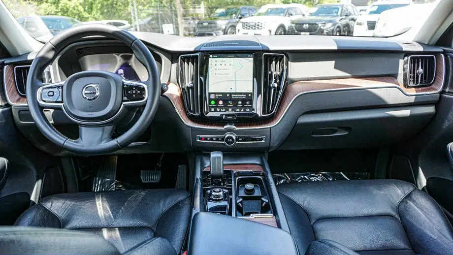 2024 Volvo XC60 B5 Plus Dark Theme
