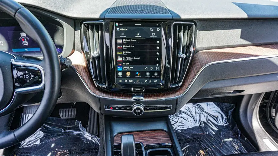 2024 Volvo XC60 B5 Plus Dark Theme