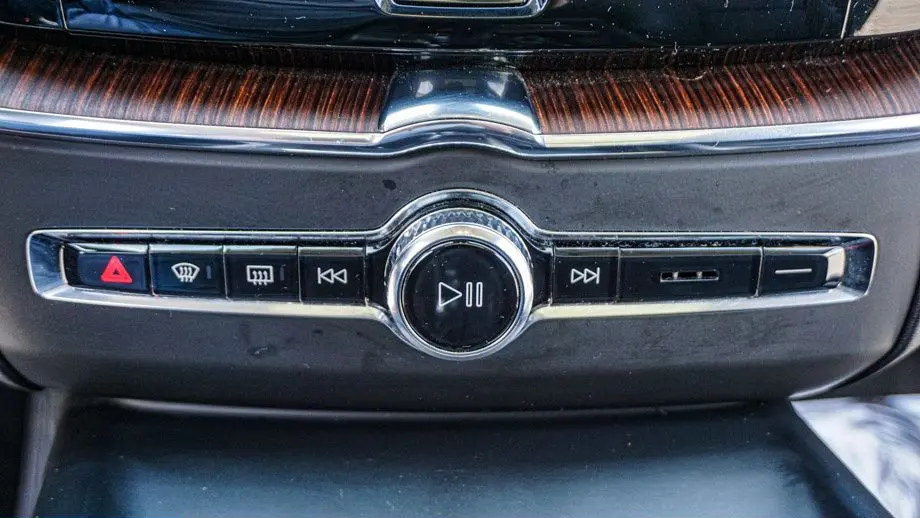 2024 Volvo XC60 B5 Plus Dark Theme
