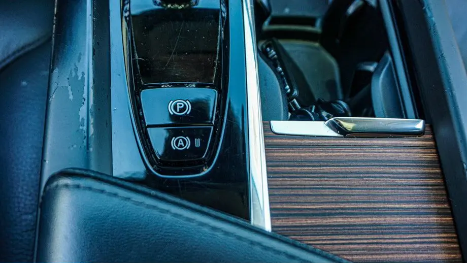2024 Volvo XC60 B5 Plus Dark Theme