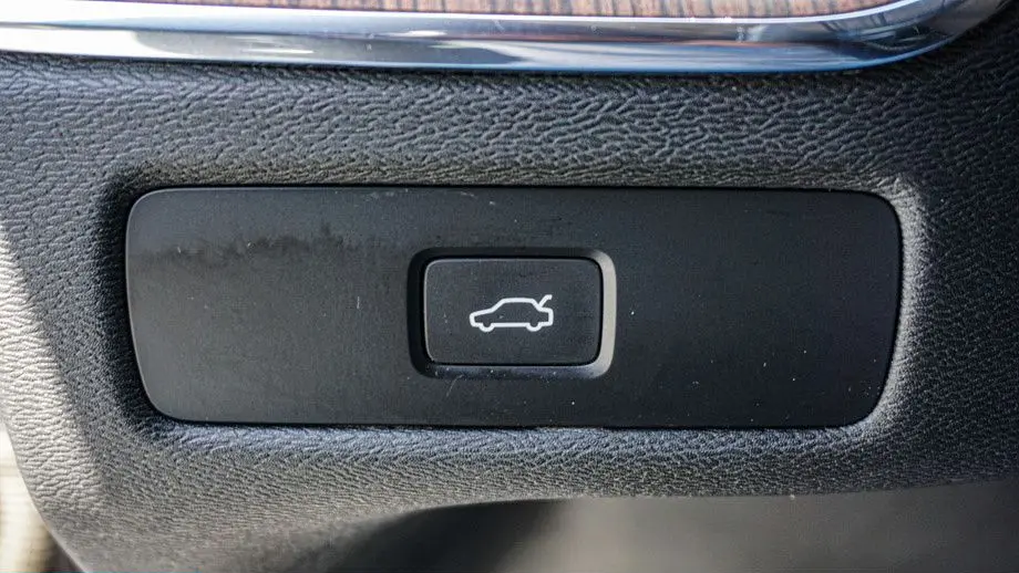 2024 Volvo XC60 B5 Plus Dark Theme