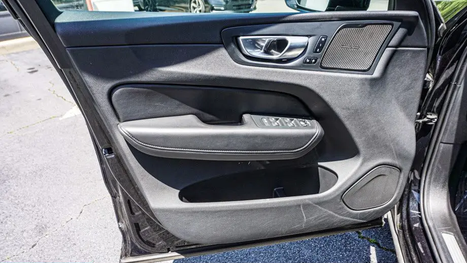 2024 Volvo XC60 B5 Plus Dark Theme