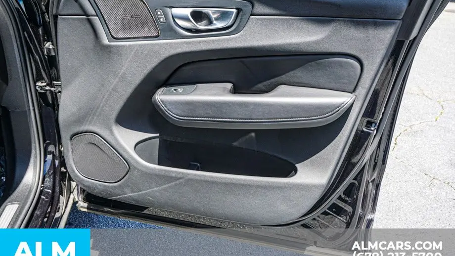 2024 Volvo XC60 B5 Plus Dark Theme