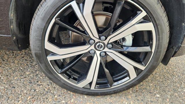 2024 Volvo XC60 B5 Ultimate Dark Theme