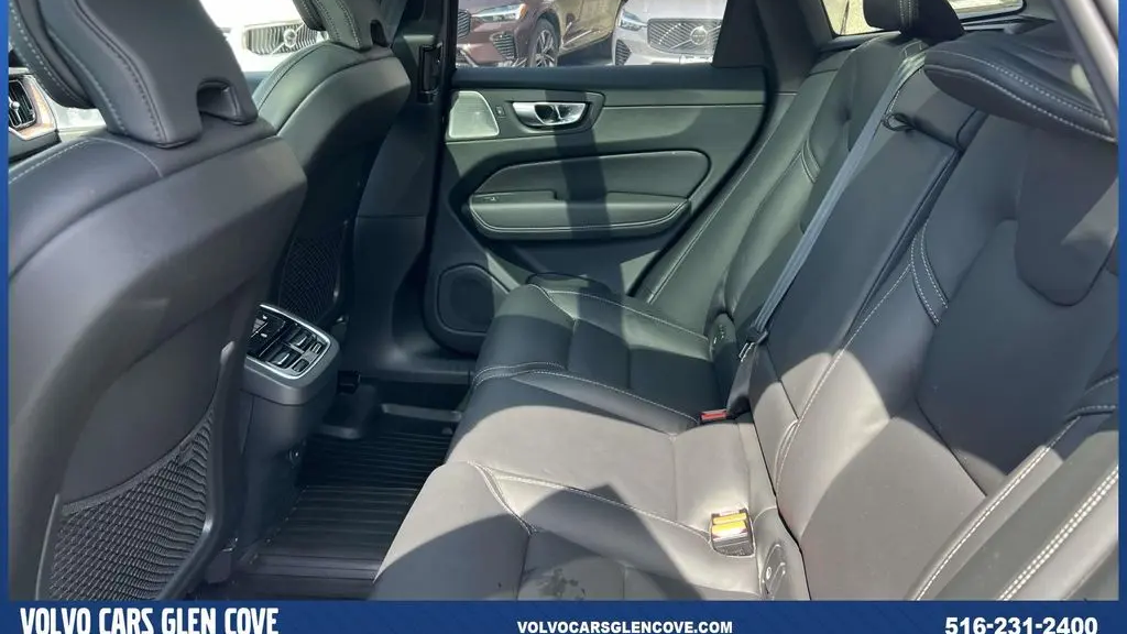 2024 Volvo XC60 B5 Ultimate Dark Theme