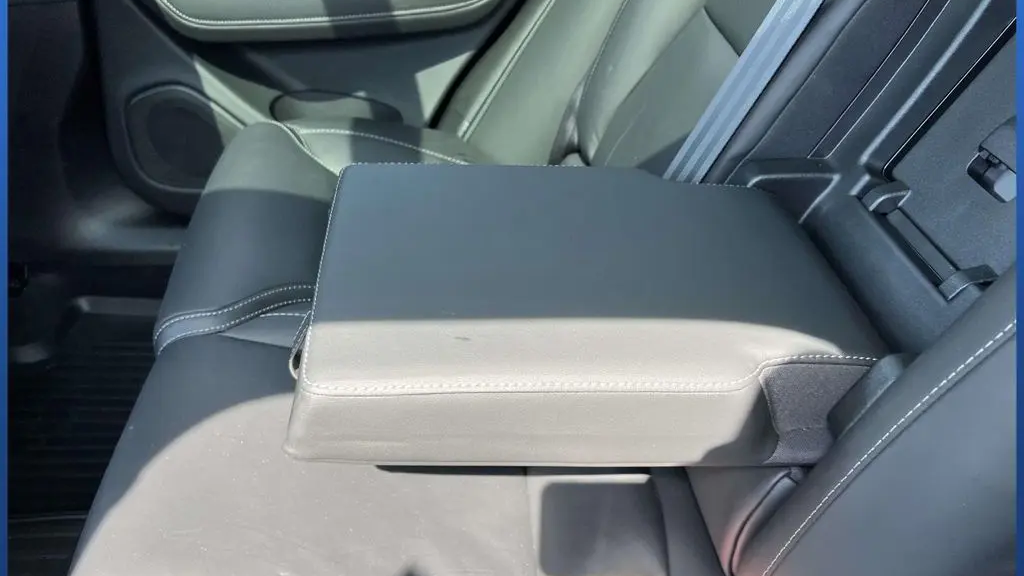 2024 Volvo XC60 B5 Ultimate Dark Theme